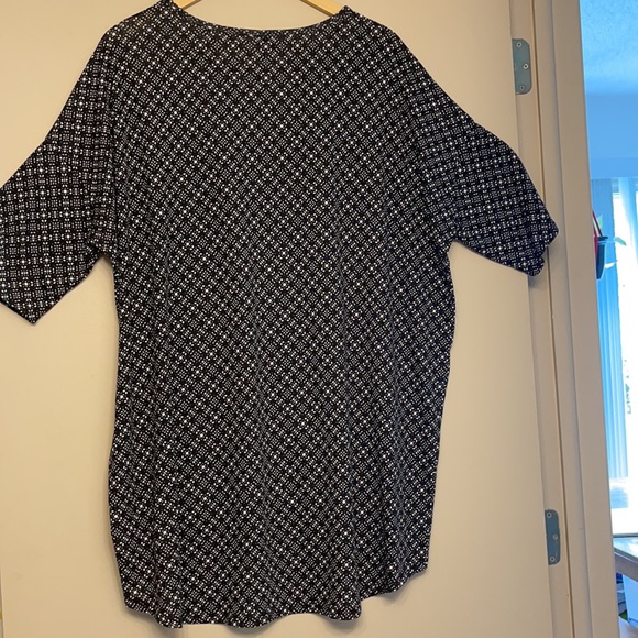 LuLaRoe High-Low Plus Top 2x - Picture 5 of 5